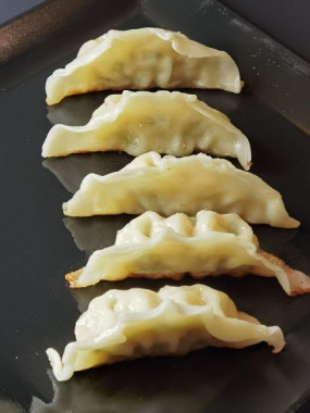 E04. GYOZA (raviolis grillés)